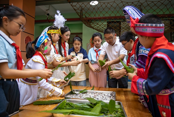 少年共包五色粽 欢庆别样儿童节麻将胡了2模拟器试玩巴南：民族(图2)