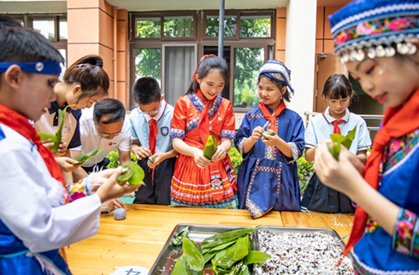 少年共包五色粽 欢庆别样儿童节麻将胡了2模拟器试玩巴南：民族(图3)